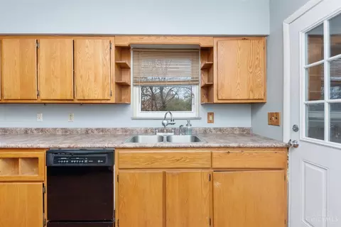 Kitchen - 458 Craig Rd, Cincinnati, OH 45244 photo 3 of 5