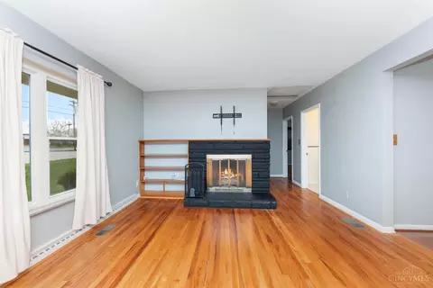 Living - 458 Craig Rd, Cincinnati, OH 45244 photo 2 of 6