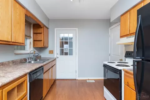 Kitchen - 458 Craig Rd, Cincinnati, OH 45244 photo 2 of 5