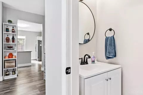 Entry Way - 1021 Beech Ave, Cincinnati, OH 45205 photo 2 of 3
