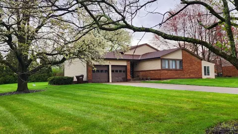 8502 Edgeview Dr, West Chester, OH 45069