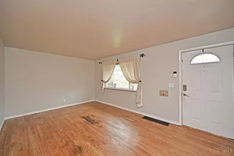 Living - 6753 Golfway Dr, Cincinnati, OH 45239 photo 2 of 5