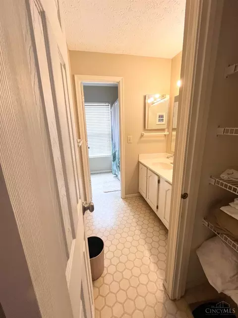 Bath - 7992 Autumnwind Dr, Cincinnati, OH 45249 photo 5 of 6