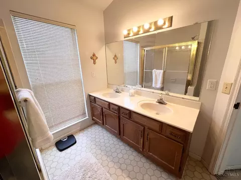 Bath - 7992 Autumnwind Dr, Cincinnati, OH 45249 photo 3 of 6