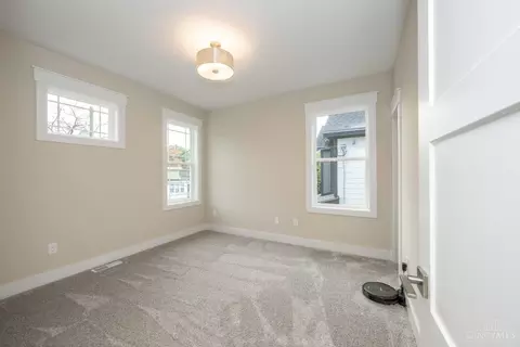 Bedroom - 3219 Gilbert Ave, Cincinnati, OH 45207 photo 4 of 6