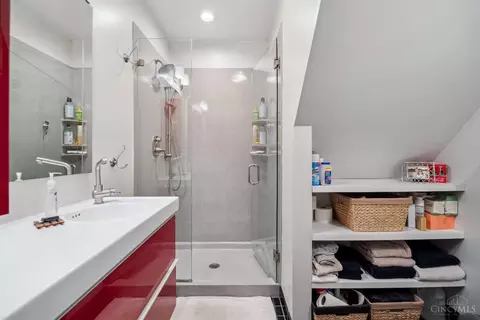 Bath - 3308 Morrison Ave, Cincinnati, OH 45220 photo 1 of 2