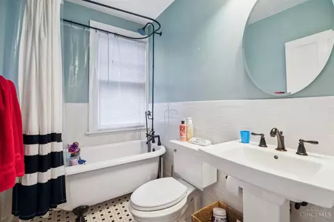 Bath - 3308 Morrison Ave, Cincinnati, OH 45220 photo 2 of 2
