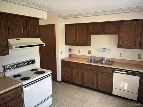 Kitchen - 1793 Springdale Rd, Cincinnati, OH 45231 photo 2 of 3