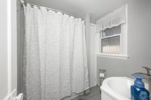 Bath - 3221 Phoenix Ave, Cheviot, OH 45211 photo 3 of 4