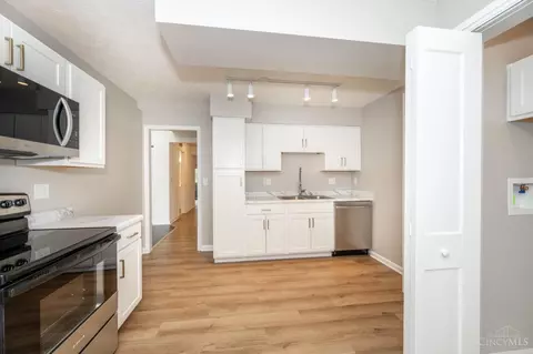 Kitchen - 7276 Galbraith Rd, Cincinnati, OH 45243 photo 3 of 4