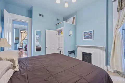 Bedroom - 815 Elm St, Cincinnati, OH 45202 photo 2 of 4