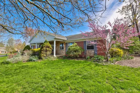 10108 Lochcrest Dr, Cincinnati, OH 45231 photo 2