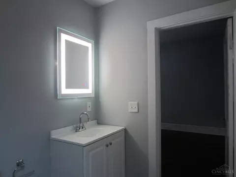 Bath - 3542 Vine St, Cincinnati, OH 45220 photo 2 of 5