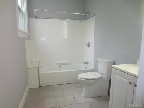 Bath - 3542 Vine St, Cincinnati, OH 45220 photo 1 of 5