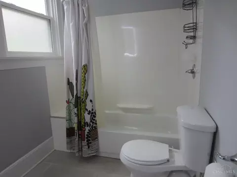 Bath - 3542 Vine St, Cincinnati, OH 45220 photo 3 of 5