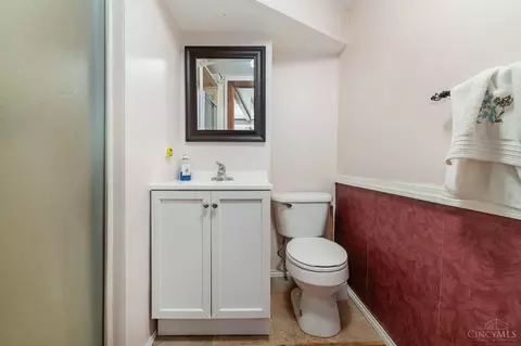 Bath - 9377 Neil Dr, Cincinnati, OH 45231 photo 2 of 2