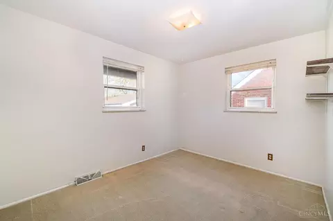 Bedroom - 9377 Neil Dr, Cincinnati, OH 45231 photo 1 of 3