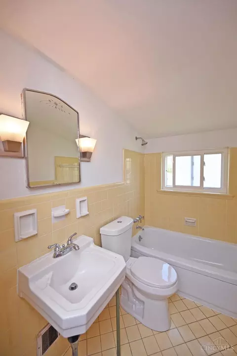 Bath - 961 Springbrook Dr, Cincinnati, OH 45224 photo 2 of 2