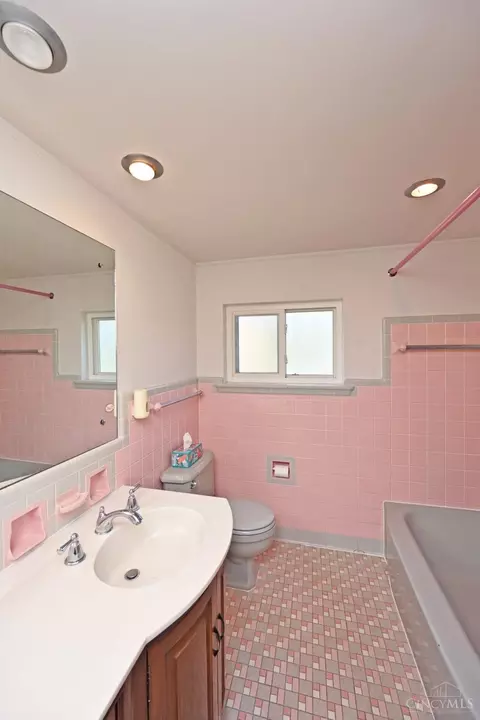 Bath - 961 Springbrook Dr, Cincinnati, OH 45224 photo 1 of 2