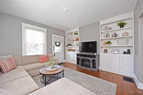 Living - 3810 Mt Vernon Ave, Cincinnati, OH 45209 photo 3 of 4