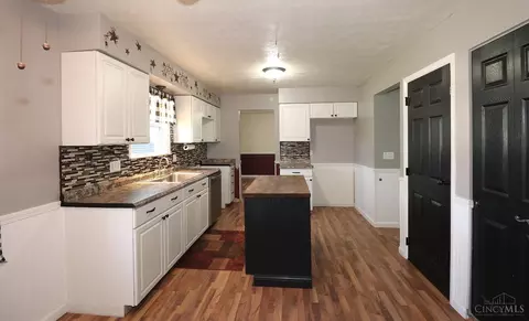 Kitchen - 12077 Freestone Ct, Cincinnati, OH 45240 photo 4 of 7