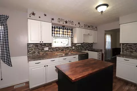 Kitchen - 12077 Freestone Ct, Cincinnati, OH 45240 photo 5 of 7