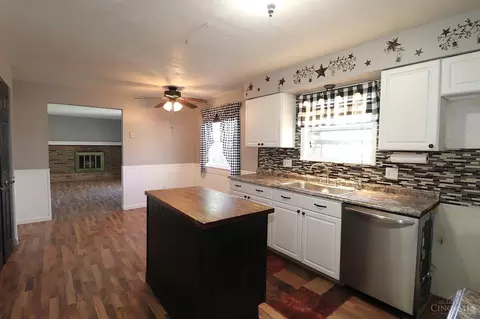 Kitchen - 12077 Freestone Ct, Cincinnati, OH 45240 photo 3 of 7