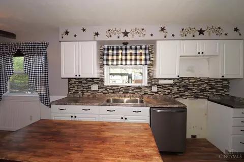 Kitchen - 12077 Freestone Ct, Cincinnati, OH 45240 photo 7 of 7