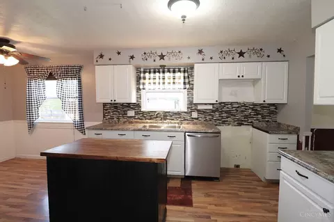 Kitchen - 12077 Freestone Ct, Cincinnati, OH 45240 photo 2 of 7
