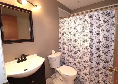 Bath - 12077 Freestone Ct, Cincinnati, OH 45240 photo 5 of 6