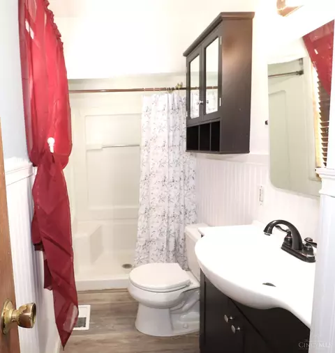 Bath - 12077 Freestone Ct, Cincinnati, OH 45240 photo 3 of 6