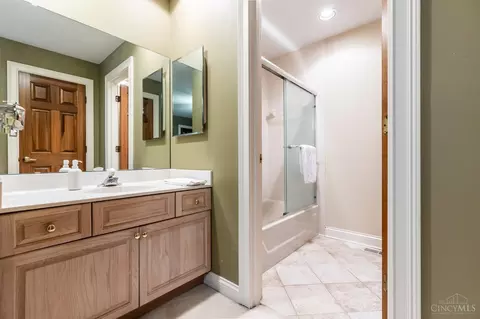 9850 Pondside Ct, Evendale, OH 45241 photo 35