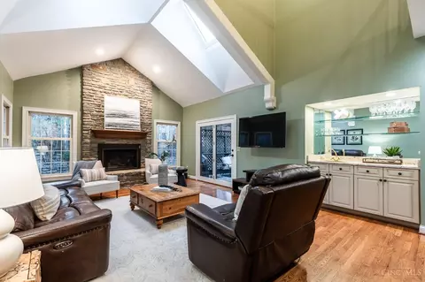 9850 Pondside Ct, Evendale, OH 45241 photo 9