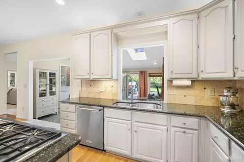 Kitchen - 9221 Applecrest Ct, Cincinnati, OH 45242 photo 4 of 7