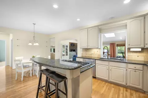 Kitchen - 9221 Applecrest Ct, Cincinnati, OH 45242 photo 6 of 7