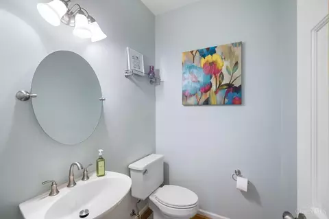 Bath - 9221 Applecrest Ct, Cincinnati, OH 45242 photo 3 of 8