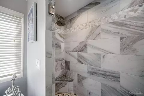 Bath - 9221 Applecrest Ct, Cincinnati, OH 45242 photo 5 of 8