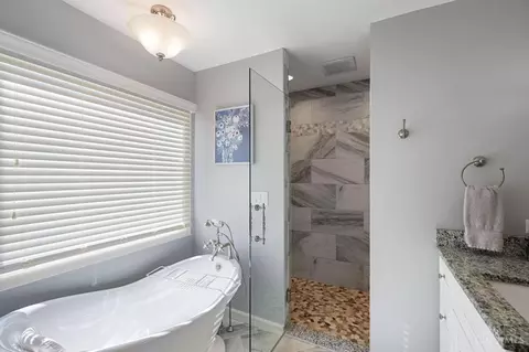 Bath - 9221 Applecrest Ct, Cincinnati, OH 45242 photo 4 of 8