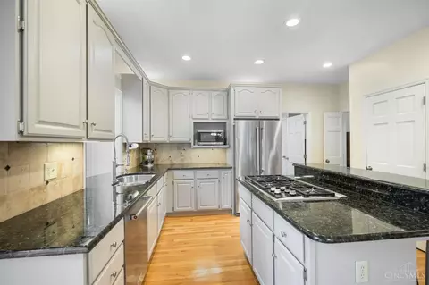 Kitchen - 9221 Applecrest Ct, Cincinnati, OH 45242 photo 2 of 7