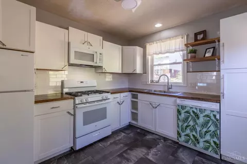 Kitchen - 2856 Sterrett Ave, Cincinnati, OH 45204 photo 1 of 3
