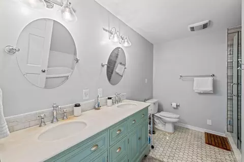 Bath - 1311 Spring St, Cincinnati, OH 45202 photo 1 of 5