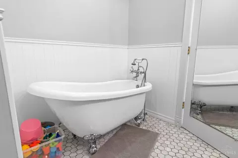 Bath - 1311 Spring St, Cincinnati, OH 45202 photo 3 of 5