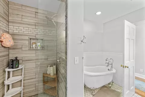 Bath - 1311 Spring St, Cincinnati, OH 45202 photo 2 of 5