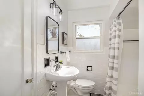 Bath - 5764 Oriole Ct, Fairfax, OH 45227 photo 1 of 2
