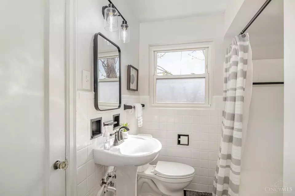 Bath - 5764 Oriole Ct, Fairfax, OH 45227 photo 1 of 2