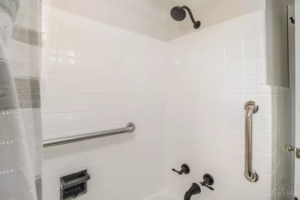 Bath - 5764 Oriole Ct, Fairfax, OH 45227 photo 2 of 2