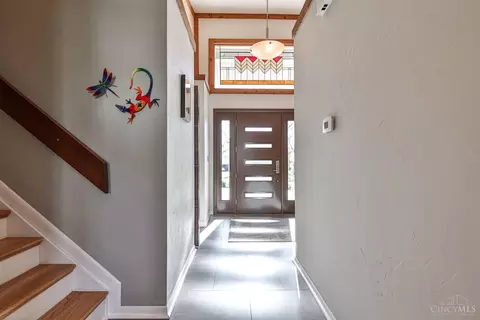 Entry Way - 9591 Heather Ct, Blue Ash, OH 45242 photo 2 of 5