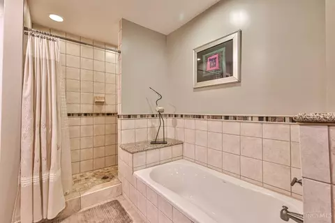 Bath - 9591 Heather Ct, Blue Ash, OH 45242 photo 3 of 5