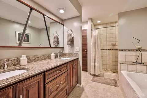 Bath - 9591 Heather Ct, Blue Ash, OH 45242 photo 1 of 5