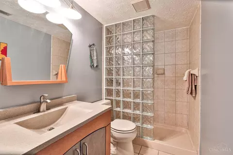 Bath - 9591 Heather Ct, Blue Ash, OH 45242 photo 4 of 5